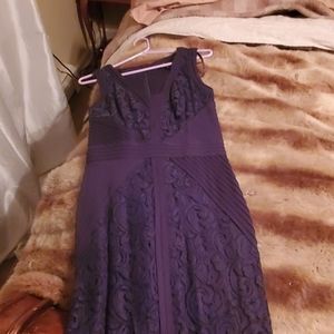 Elegant , Understated, form fitting Tadashi Shoji